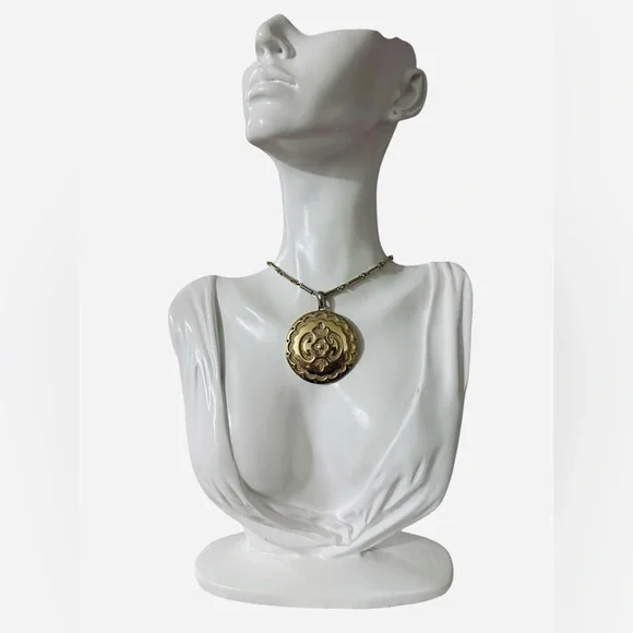 45-25 Preloved Vintage Gold Tone Victoria Medallion Necklace - Picture 1 of 2